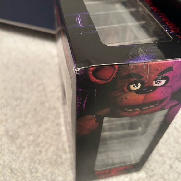 Five Night’s at Freddy Golden Freddy with Office Jazwares - Picture 8 of 14